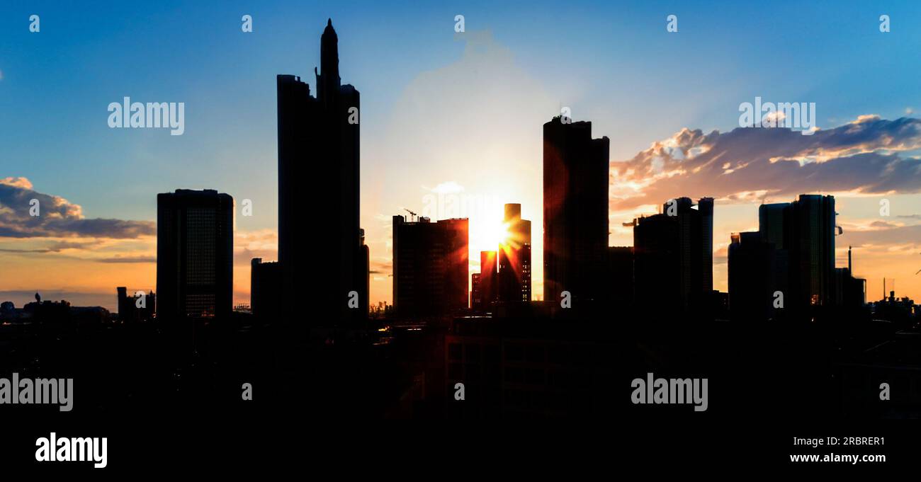 Sonnenuntergang mit Wolkenkratzer in Frankfurt am Main Stockfoto