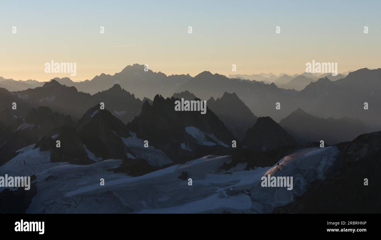 Scharfe Gebirgskämme und Täler bei Sonnenaufgang. Blick vom Titlis, Obwalden Stockfoto