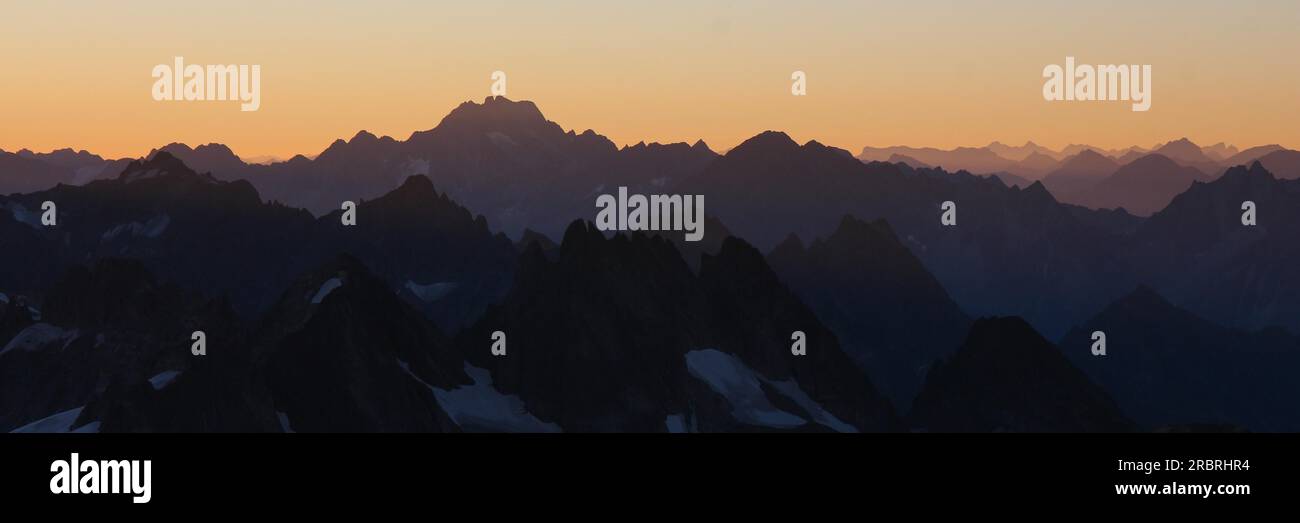 Goldenes Morgenlicht über zerklüfteten Schweizer Bergen Stockfoto