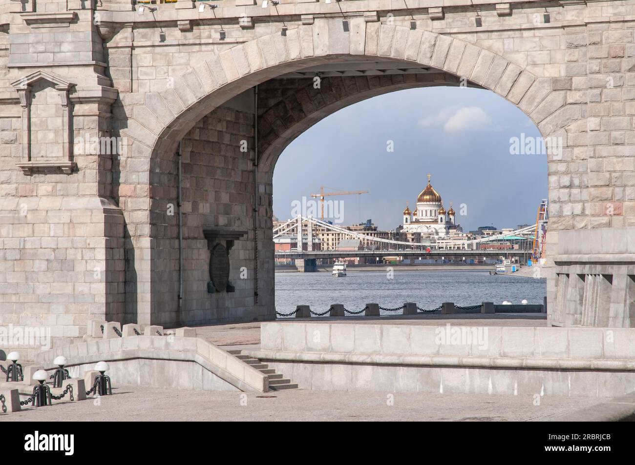 Christuskathedrale, der Erlöser, durch den Hauptbogen der Andreevsky-Eisenbahnbrücke von der Seite des Neskuchny-Gartens in Moskau, Russisch Stockfoto