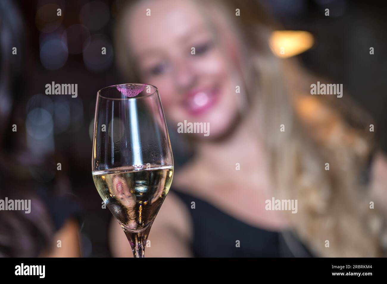 Glas Champagner mit pinkfarbenem Lippenstift Stockfoto
