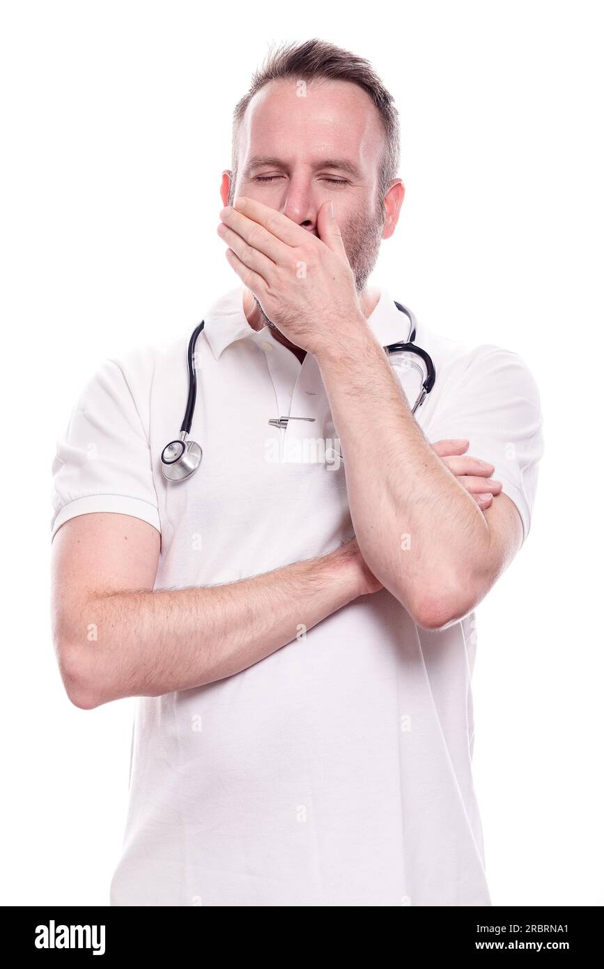 Erschöpfter Arzt gähnt mit der Hand an seinen Mund, während er nach einem langen und anstrengenden Tag, isoliert auf Weiß, die Schicht verlässt Stockfoto