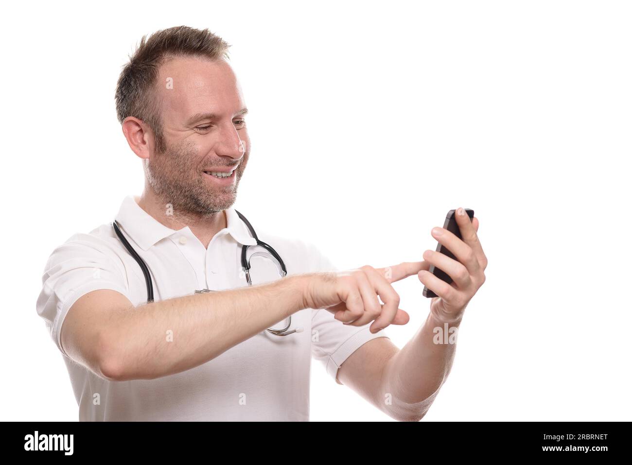 Lächelnd unrasiert glücklicher Arzt, der einen Anruf auf seinem Handy tätigt, in Erwartung der guten Nachricht einer erfolgreichen Behandlung oder Diagnose, isoliert Stockfoto