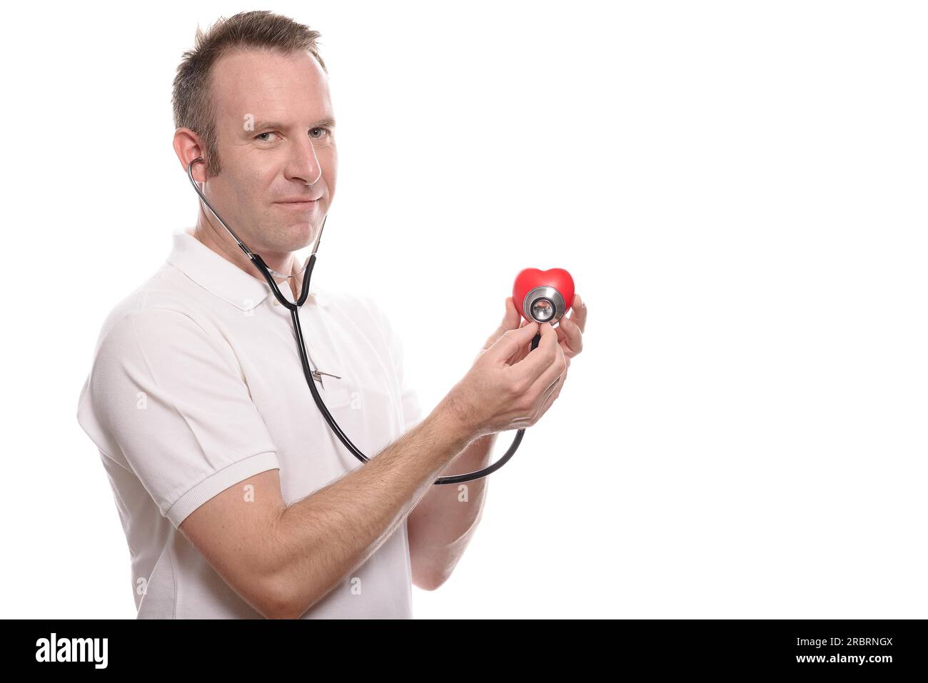 Weißer Mann mit Stethoskop, Herz prüfen, Gesundheitskonzept, isoliert auf weiß Stockfoto
