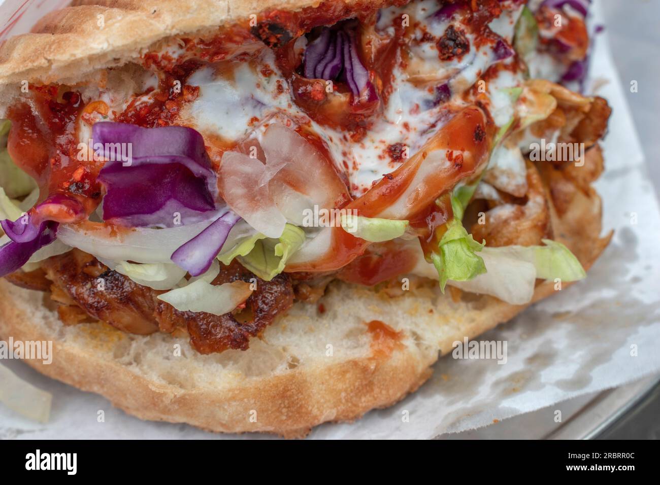 Genießen Sie ein köstliches Döner Kebab, ein beliebtes lokales Street Food, das Ihren Appetit stillen wird. Stockfoto