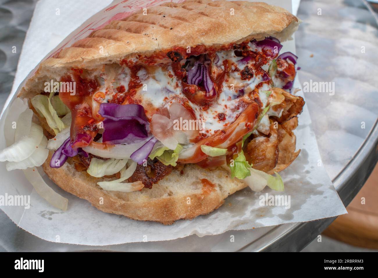 Genießen Sie ein köstliches Döner Kebab, ein beliebtes lokales Street Food, das Ihren Appetit stillen wird. Stockfoto