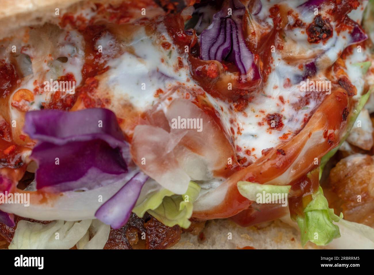 Genießen Sie ein köstliches Döner Kebab, ein beliebtes lokales Street Food, das Ihren Appetit stillen wird. Stockfoto