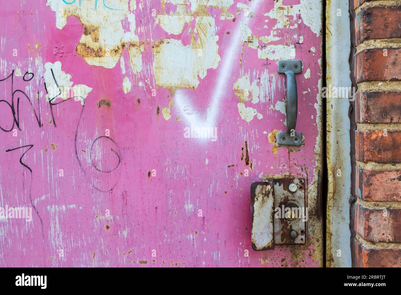 Graphiti auf einer verlassenen Tür in einer Stadtumgebung Stockfoto