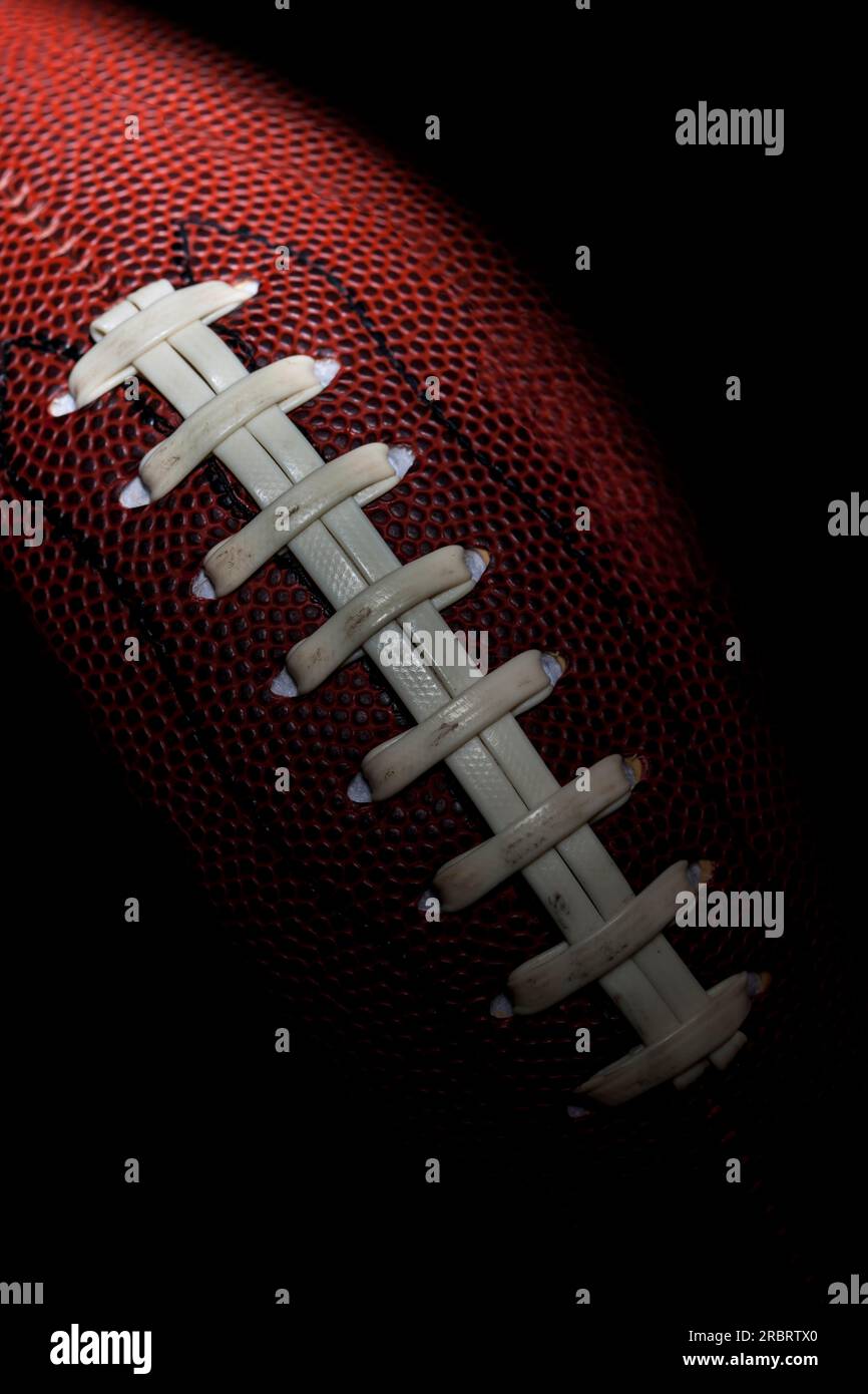 Nahaufnahme eines american Football vor schwarzem Hintergrund Stockfoto