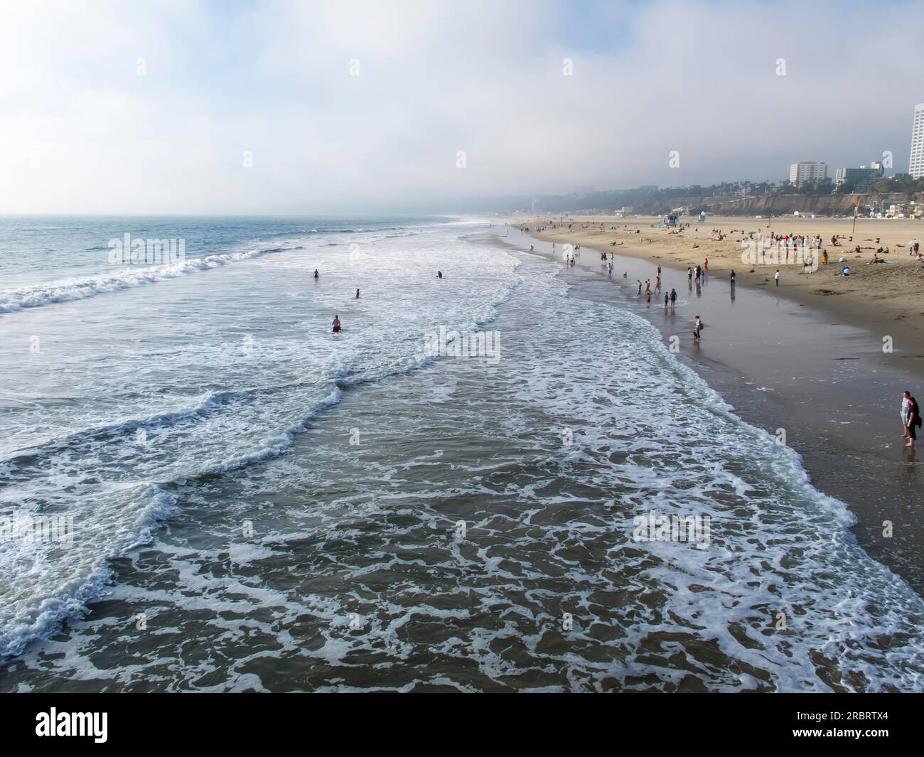 Der Santa Monica Pier ist ein großer, doppelt verbundener Pier am Fuße der Colorado Avenue in Santa Monica, Kalifornien, und ist ein prominenter Stockfoto