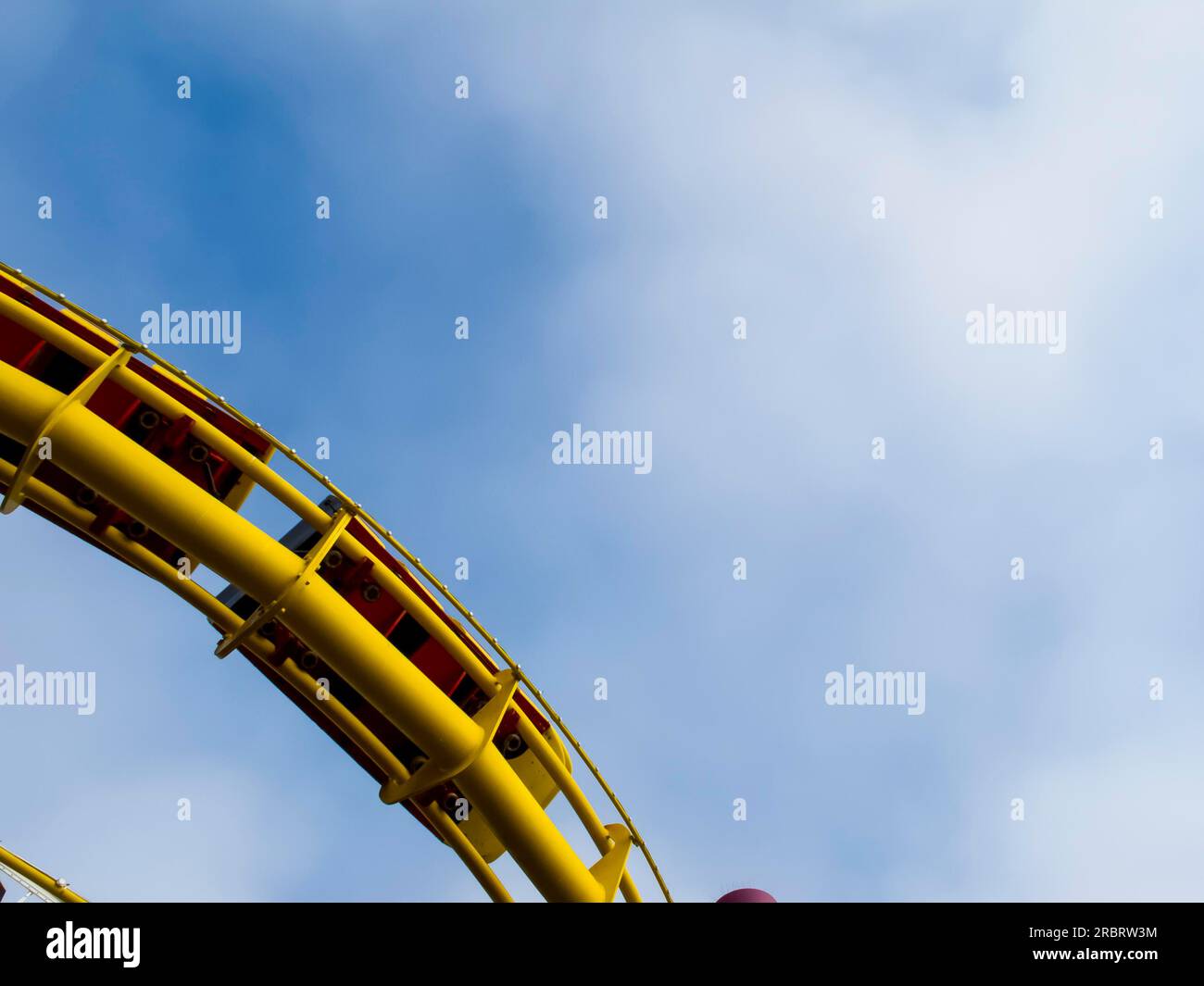Der Santa Monica Pier ist ein großer, doppelt verbundener Pier am Fuße der Colorado Avenue in Santa Monica, Kalifornien, und ist ein prominenter Stockfoto