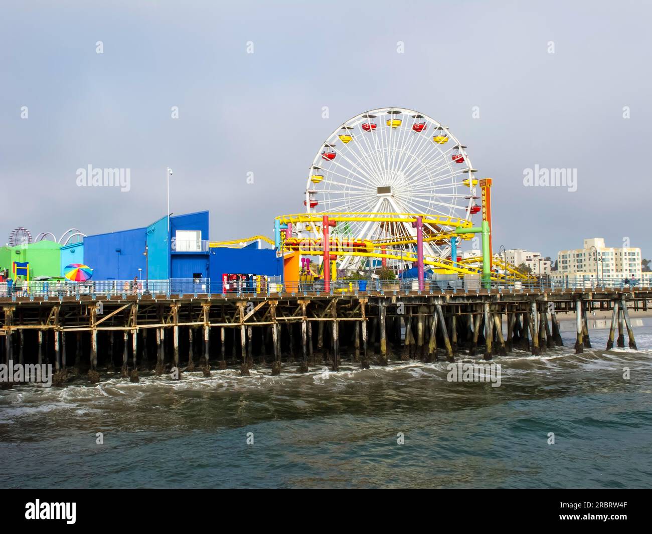 Der Santa Monica Pier ist ein großer, doppelt verbundener Pier am Fuße der Colorado Avenue in Santa Monica, Kalifornien, und ist ein prominenter Stockfoto