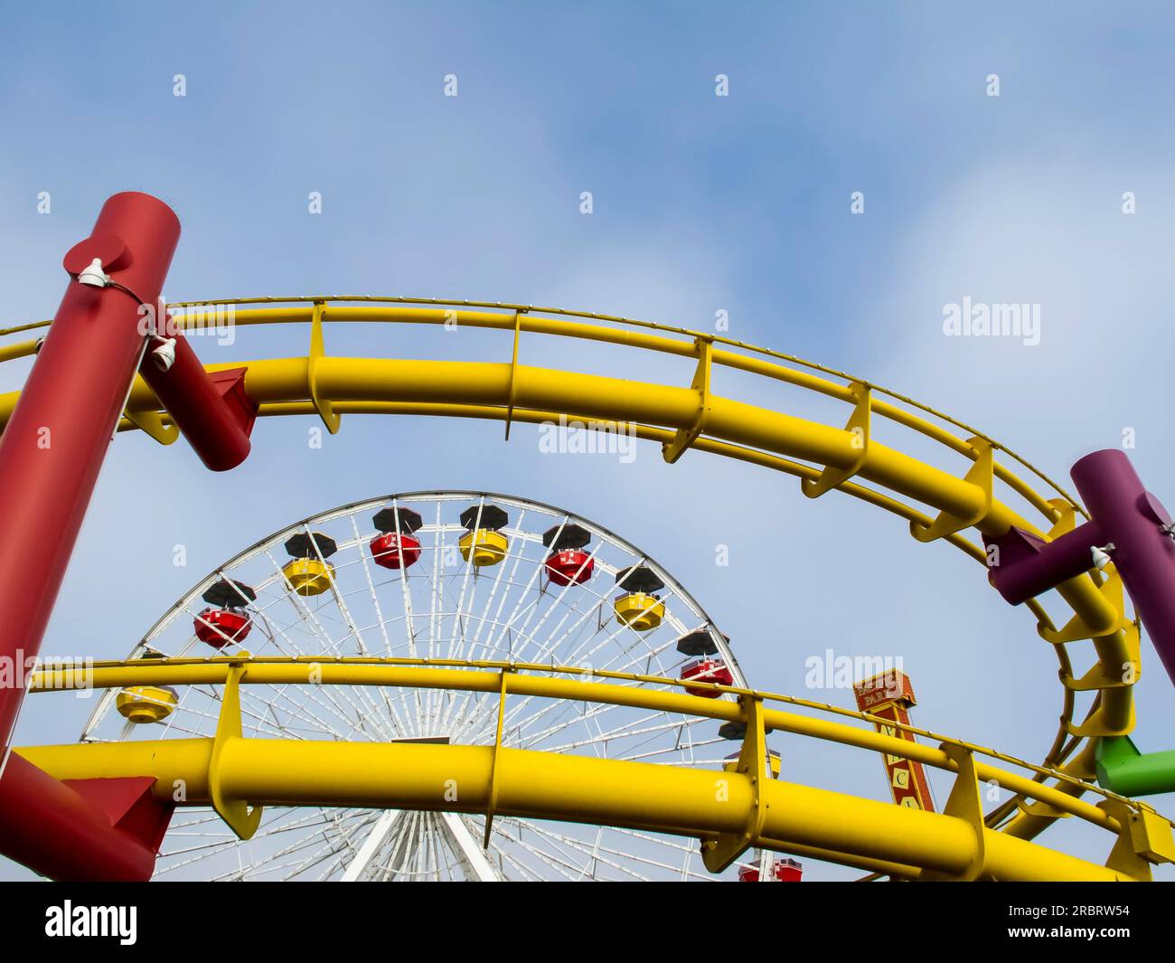 Der Santa Monica Pier ist ein großer, doppelt verbundener Pier am Fuße der Colorado Avenue in Santa Monica, Kalifornien, und ist ein prominenter Stockfoto