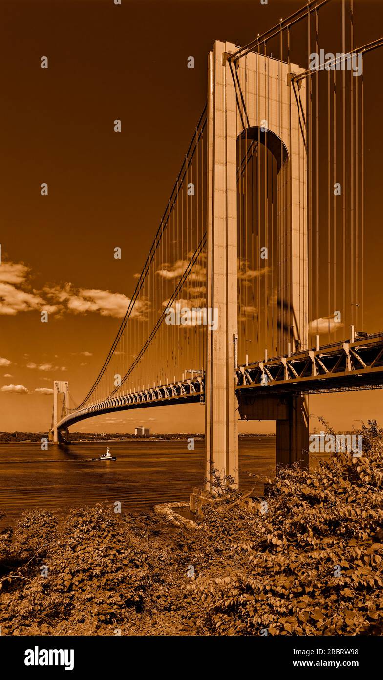 Die Verrazzano-Narrows Bridge verbindet New Yorks Brooklyn mit Staten Island. Die Stahlbrücke war die längste Spanne der Welt, als sie 1964 gebaut wurde. (Sepia) Stockfoto