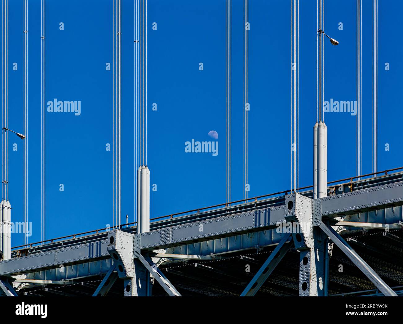 Die Verrazzano-Narrows Bridge verbindet New Yorks Brooklyn mit Staten Island. Die Hängebrücke war die längste Spanne der Welt, als sie 1964 gebaut wurde. (Lebendige Farben) Stockfoto