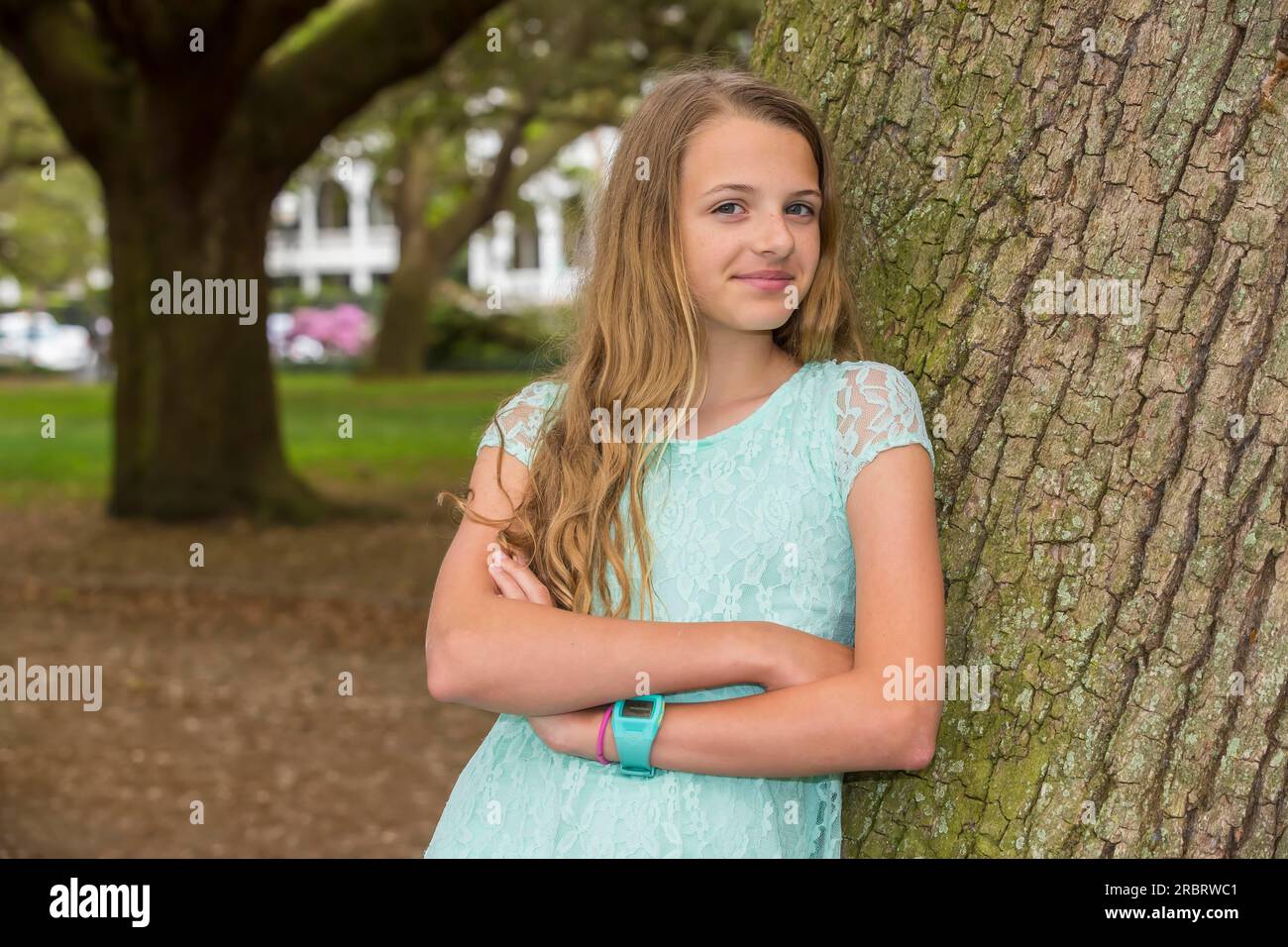 Ein blondes Modell im Teenageralter, das draußen posiert Stockfoto