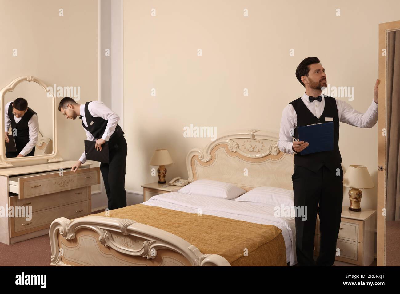 Männer, die professionelle Butler-Kurse im Hotel besuchen Stockfoto