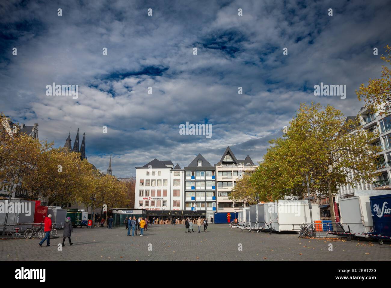 Bild vom Heumarkt Köln Platz während eines sonnigen Nachmittags. Der Heumarkt ist der zweitgrößte Platz in Köln und befindet sich in der Altstadt-N Stockfoto