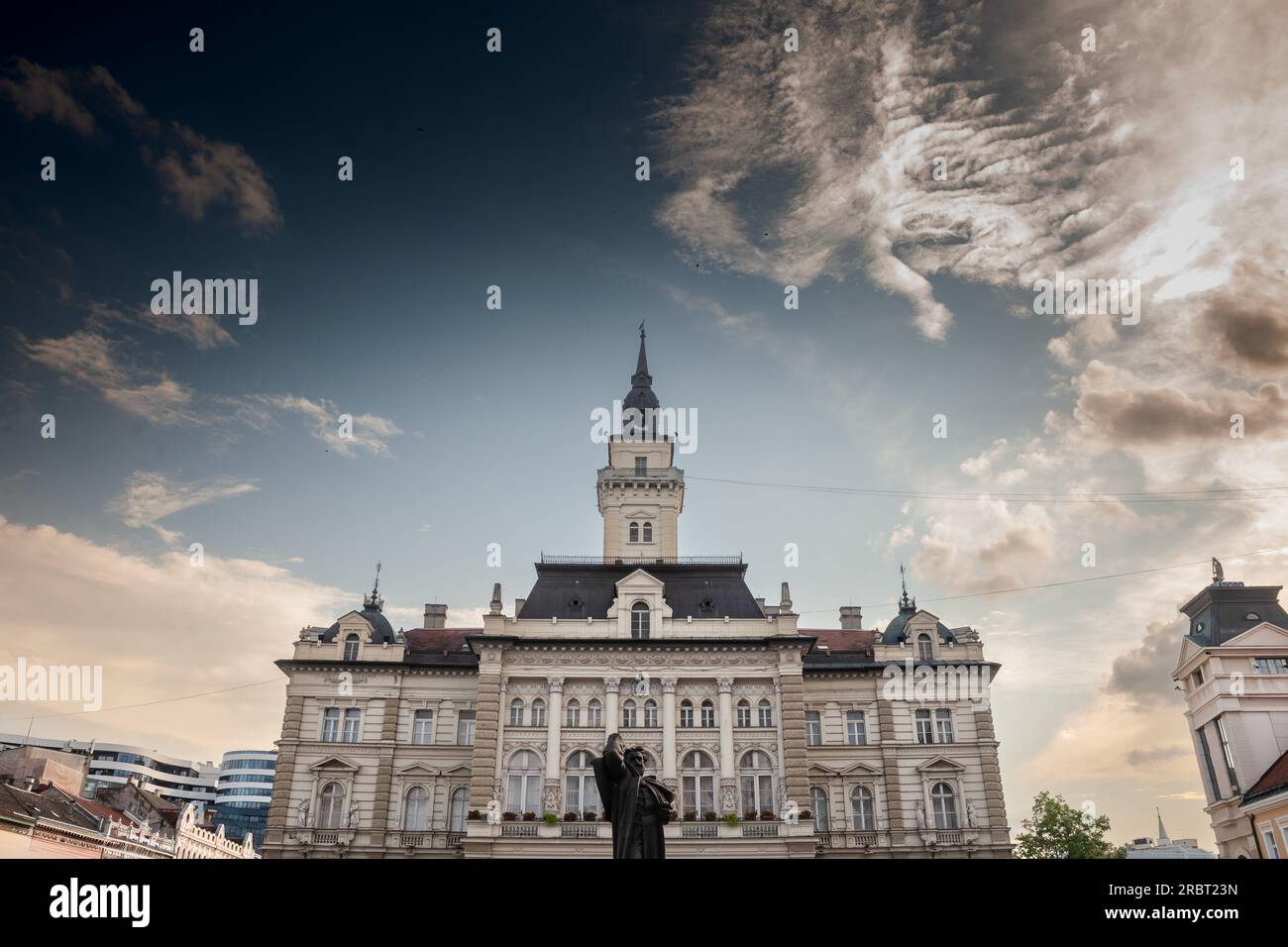 Bild des zentralen Platzes von novi Sad, Serbien, genannt Trg Slobode, mit dem Rathaus im Hintergrund und Passanten und der svetozar mi Stockfoto