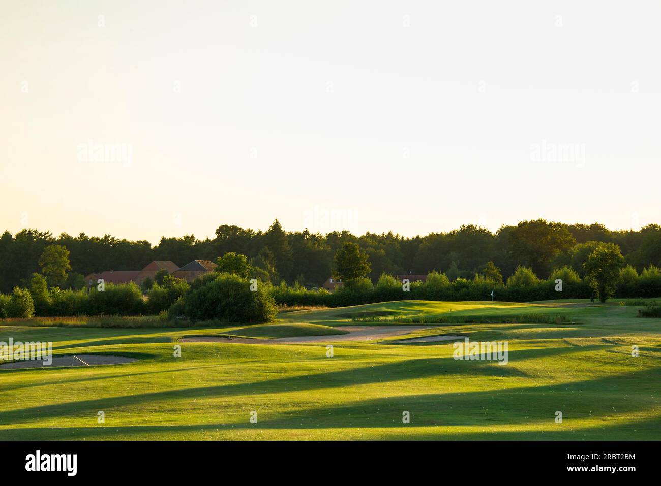 Romantischer Blick auf den Golfplatz bei Sonnenuntergang Stockfoto