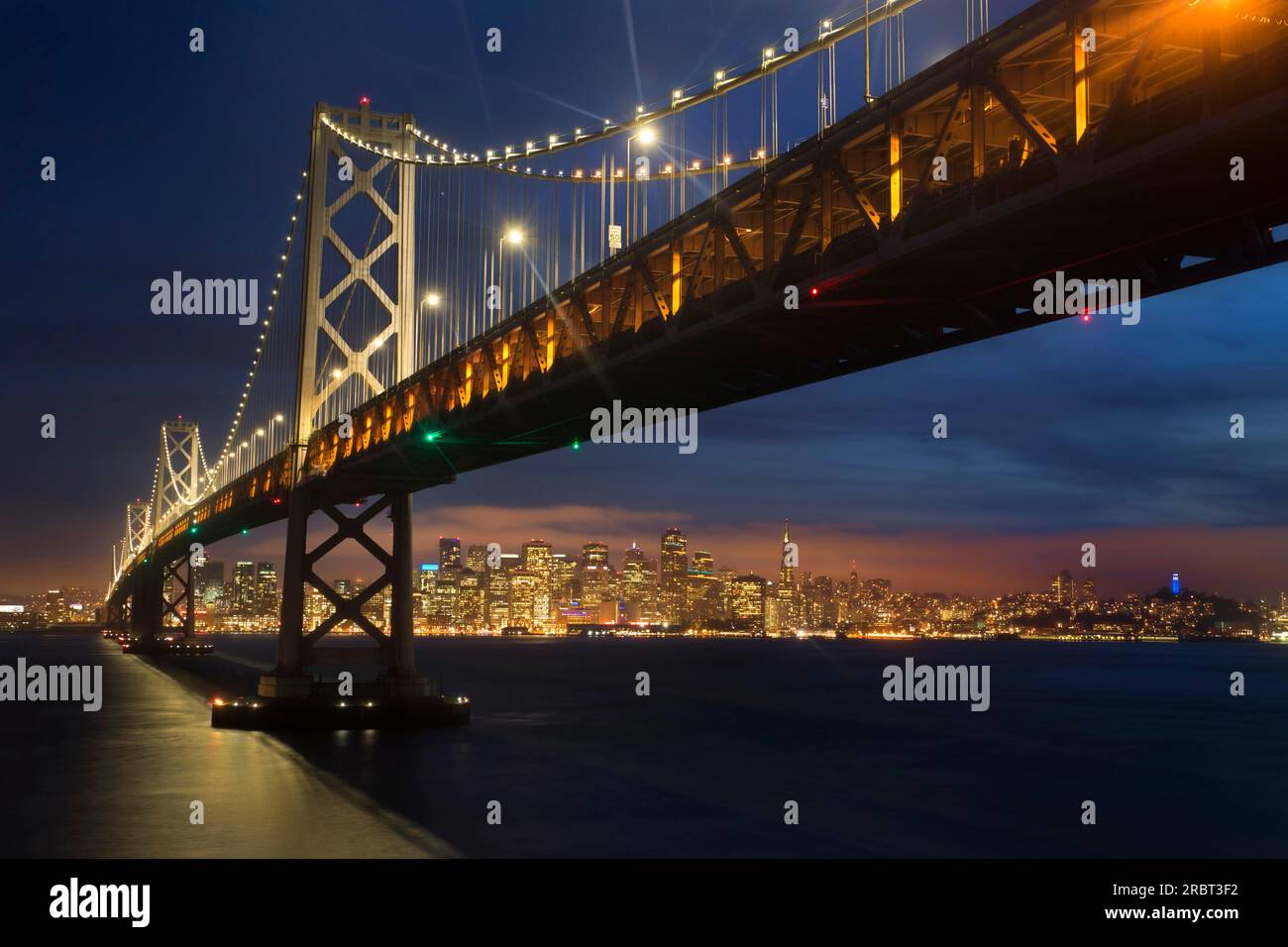 Sonnenuntergang über der San Francisco Bay Bridge und Skyline von Yerba Buena Island Stockfoto