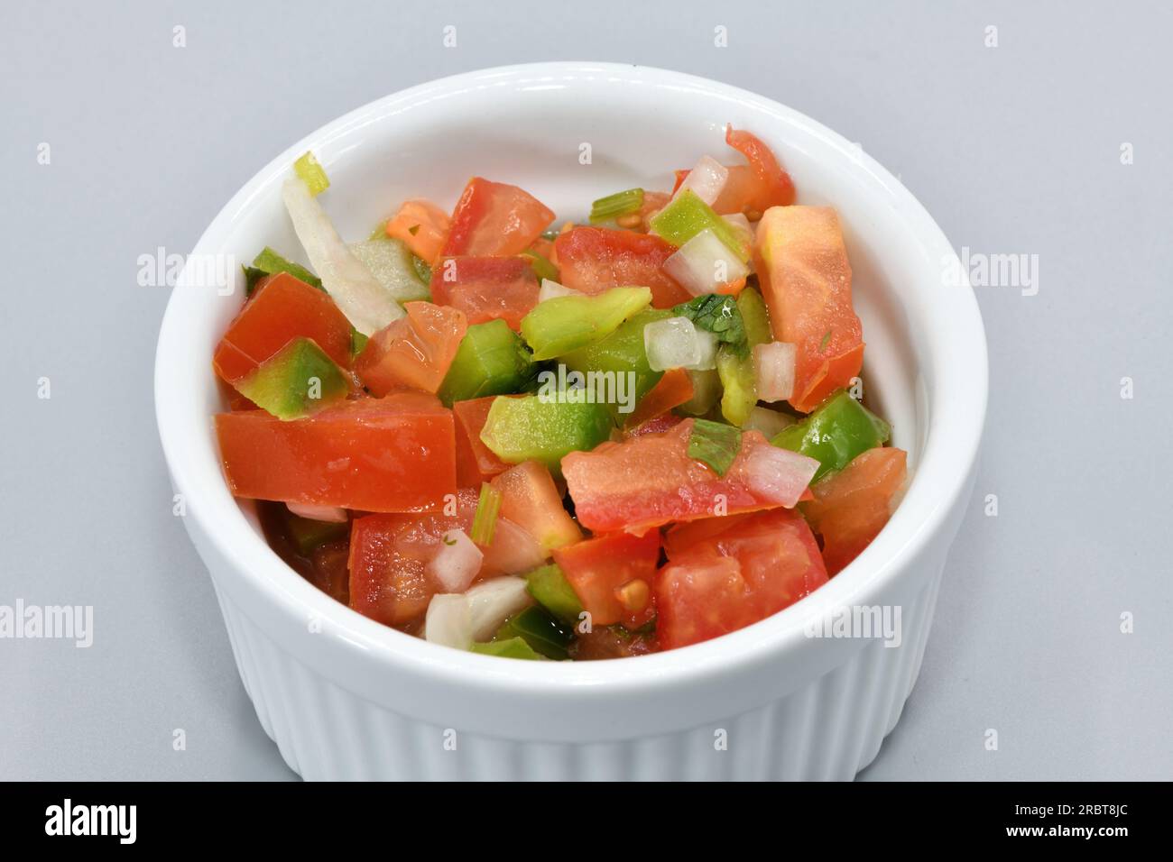 Salsa-Mischung in einer kleinen weißen Schale. Stockfoto