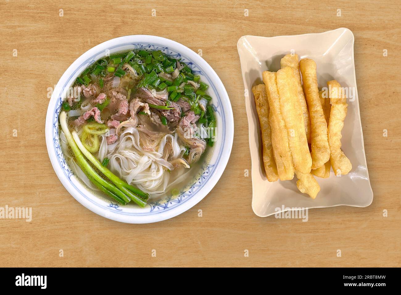 Phở bò tái chín và quẩy. Beef Noodle ist das berühmte vietnamesische Essen. Phở Việt Nam nổi tiếng khắp thế giới. 越南旅游, वियतनाम पर्यटन, 베트남 관광, ベトナム観光 Stockfoto