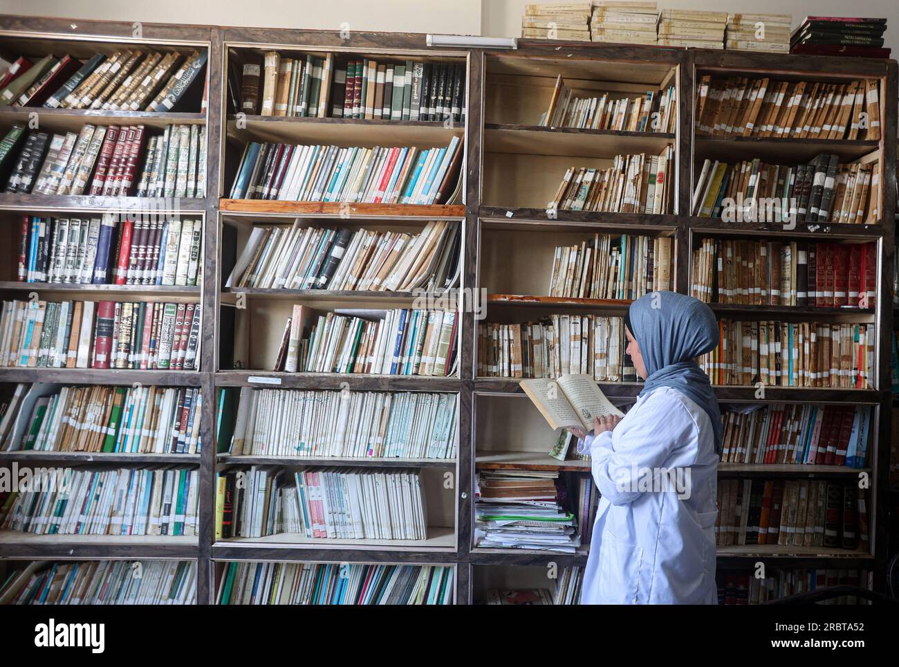 Gaza, Palästina. 10. Juli 2023. Eine palästinensische Frau überprüft einige Bücher, während sie Manuskripte restauriert und digitalisiert und seltene Bücher im Labor der Stiftung „Eyes on Heritage“ für Studien, Forschung und Verlagswesen in Gaza-Stadt. Palästinensische Frauen arbeiten an der Archivierung und Restaurierung alter, seltener historischer Manuskripte und Bücher in einem Labor, das von der British Library in London und dem Hill Museum finanziert wird. (Foto: Ahmed Zakot/SOPA Images/Sipa USA) Guthaben: SIPA USA/Alamy Live News Stockfoto