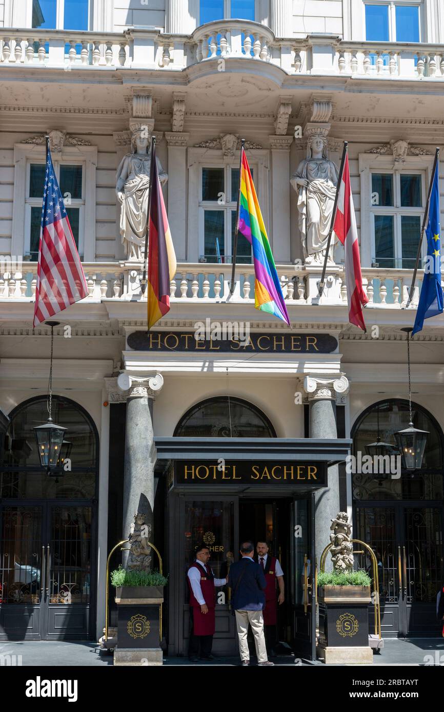 WIEN, ÖSTERREICH - 13. JUNI 2023: Hotel Sacher Building im Zentrum von Wien Stockfoto