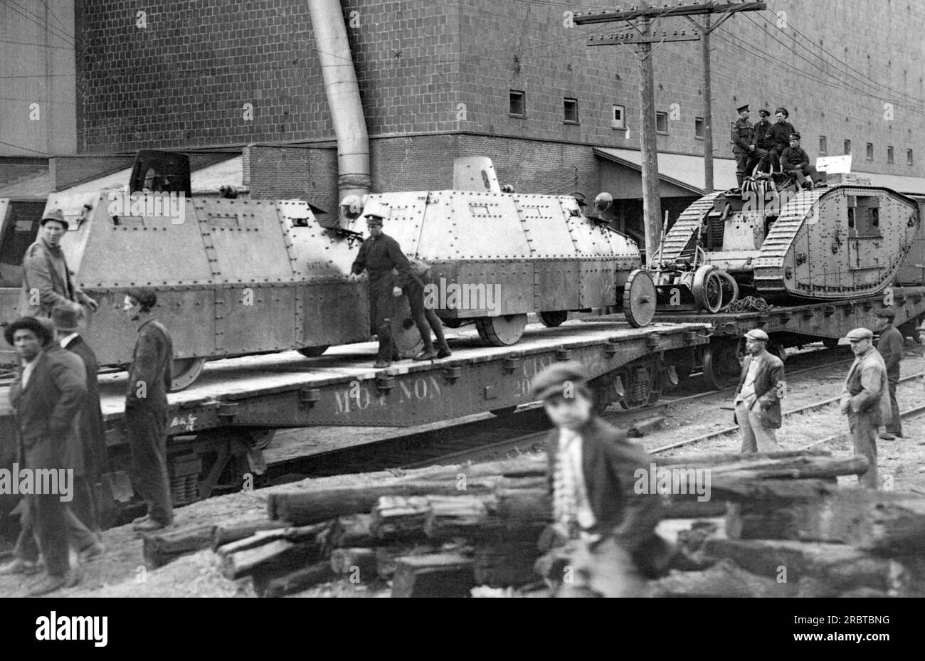 Standort unbekannt: ca. 1917 Panzerwagen und Panzer auf Eisenbahnwaggons. Stockfoto