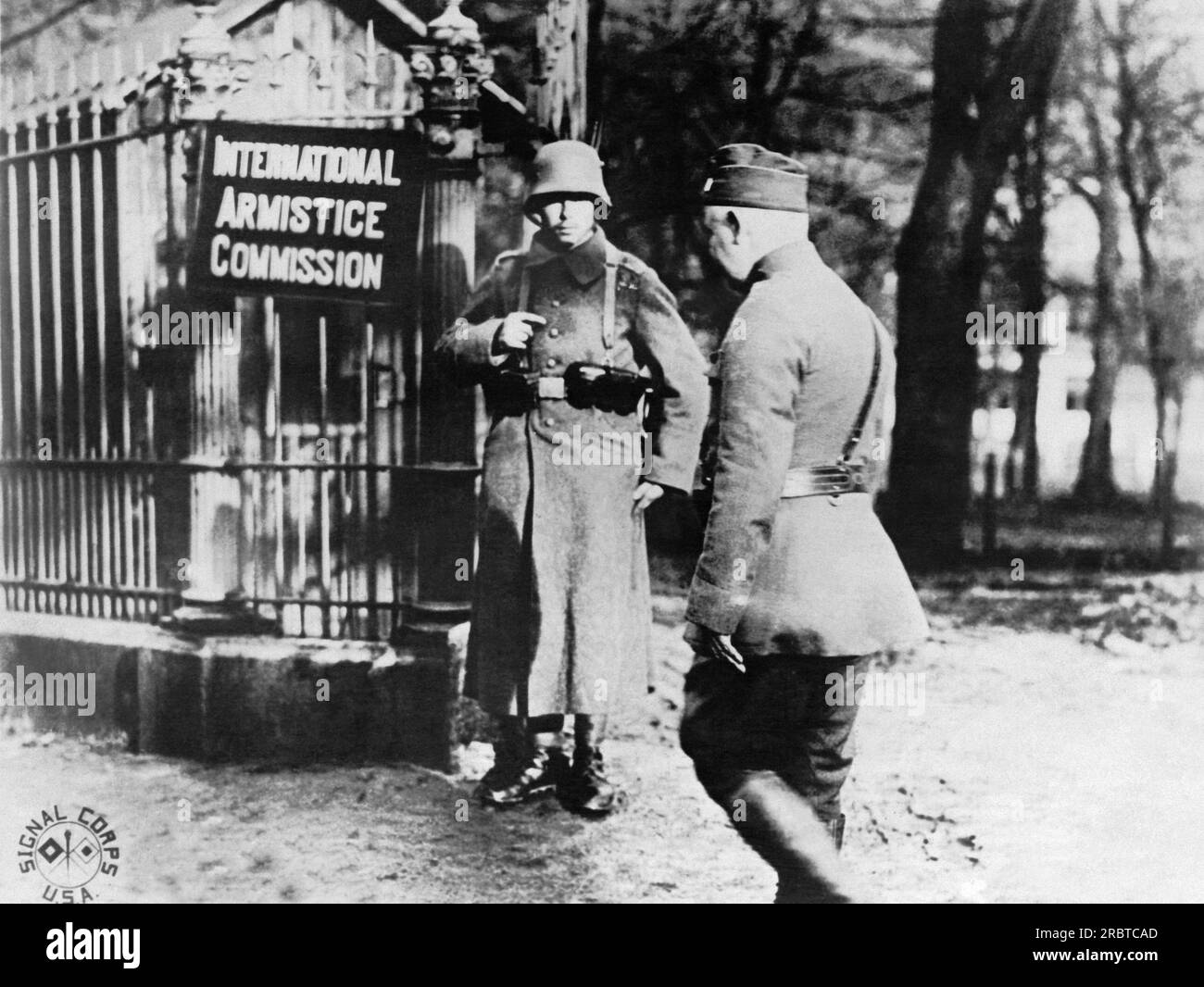 Spa, Belgien: 6. März 1919 eine ungewöhnliche Szene auf dem Gelände der Armistice Commission in Spa, wo ein amerikanischer Offizier einen deutschen sentinel passiert. Der sentinel ist dort, weil deutsche Vertreter in der Stadt sind und die Durchführung des Waffenstillstands organisieren, und Spa war noch nicht von den Deutschen evakuiert worden. Stockfoto