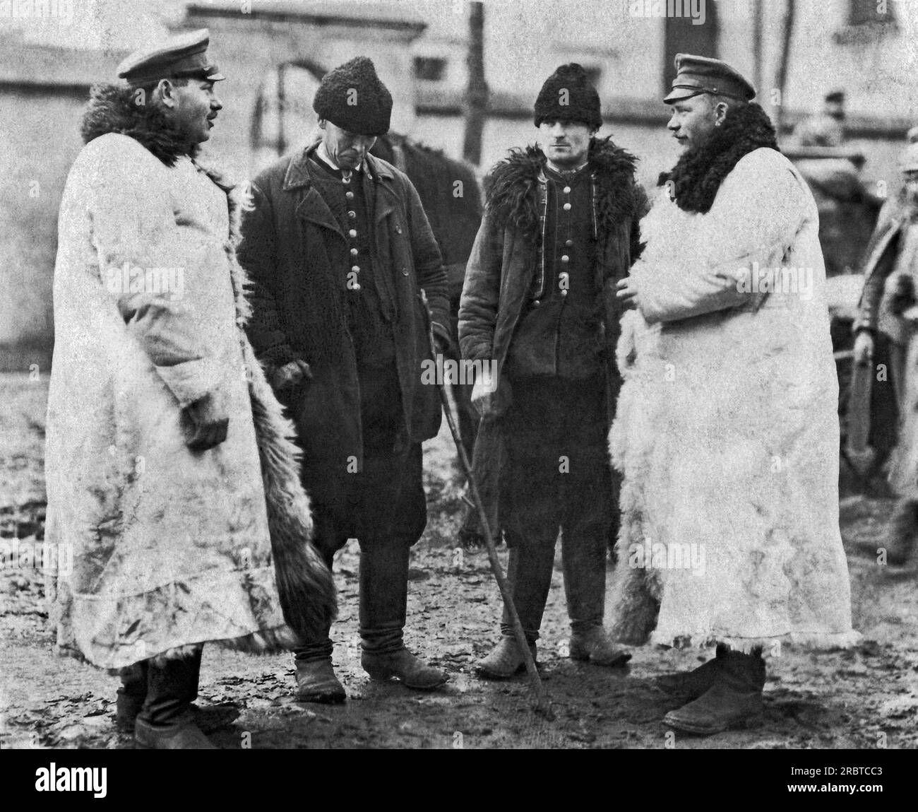 Polen: ca. 1915 deutsche Soldaten verhören polnische Bauern. Stockfoto