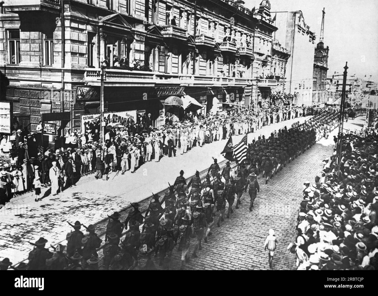 Wladiwostok, Sibirien: 24. Oktober 1918 US-Truppen parieren durch die Straßen von Wladiwostok während einer Feier zu ihren Ehren. Stockfoto