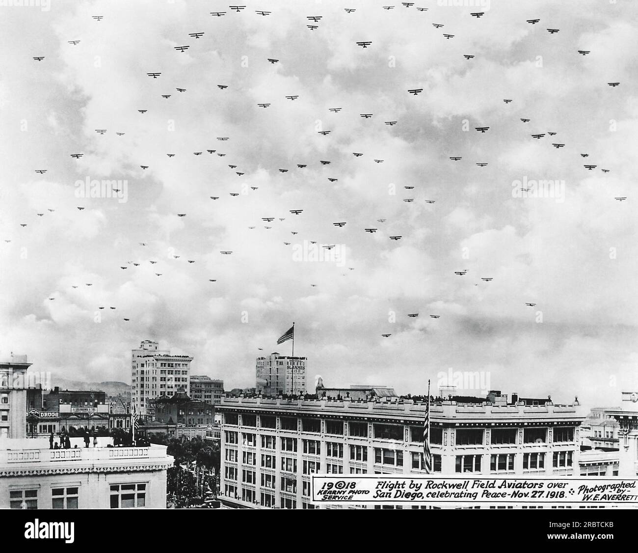 San Diego, Kalifornien: 27. November 1918 Army Air Corps Biplanes aus Rockwell Field in Coronado fliegen über San Diego und feiern den Frieden im 1. Weltkrieg. Stockfoto