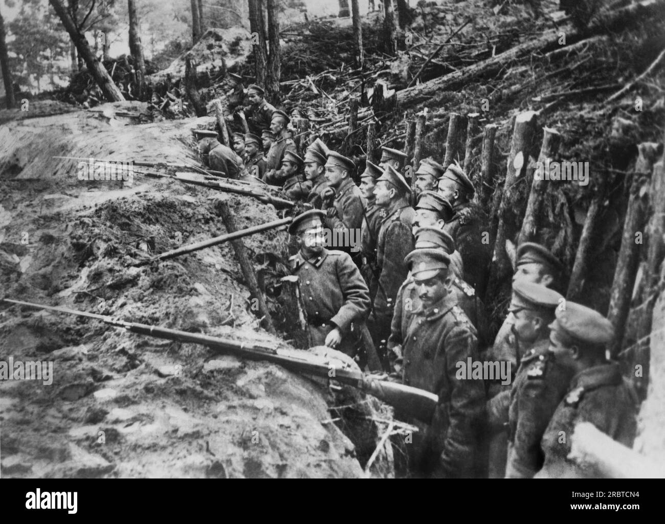 Europa: ca. 1917 russische Scharfschützen in den Schützengräben, die versuchen, deutsche Offiziere zu schnappen. Stockfoto