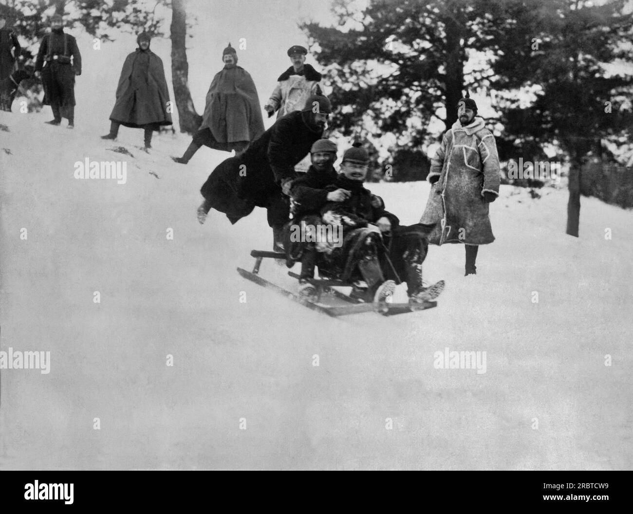 Frankreich: ca. 1916 deutsche Soldaten, die im Schnee hinter der Front in Nordfrankreich spielen Stockfoto