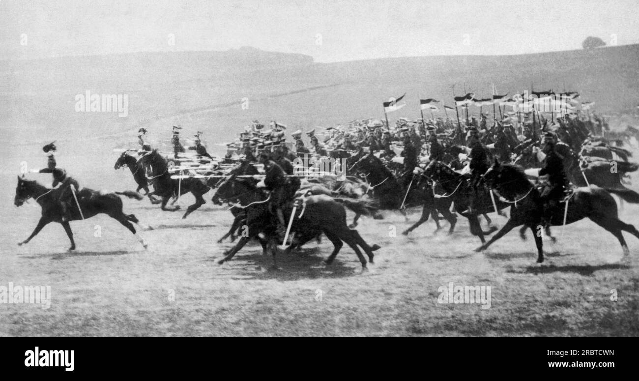 Frankreich, c. 1916, die 9. britischen Lancers, die im 1. Weltkrieg deutsche Artillerie angreifen. Stockfoto