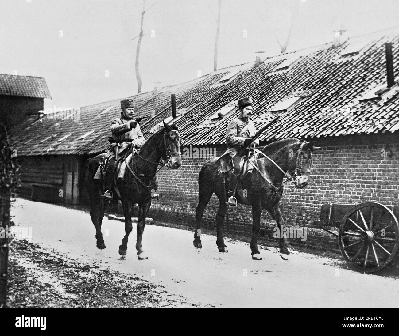 Frankreich: ca. 1915 zwei deutsche Kalvarymen betreten ein französisches Dorf mit Pistole und Gewehr. Stockfoto