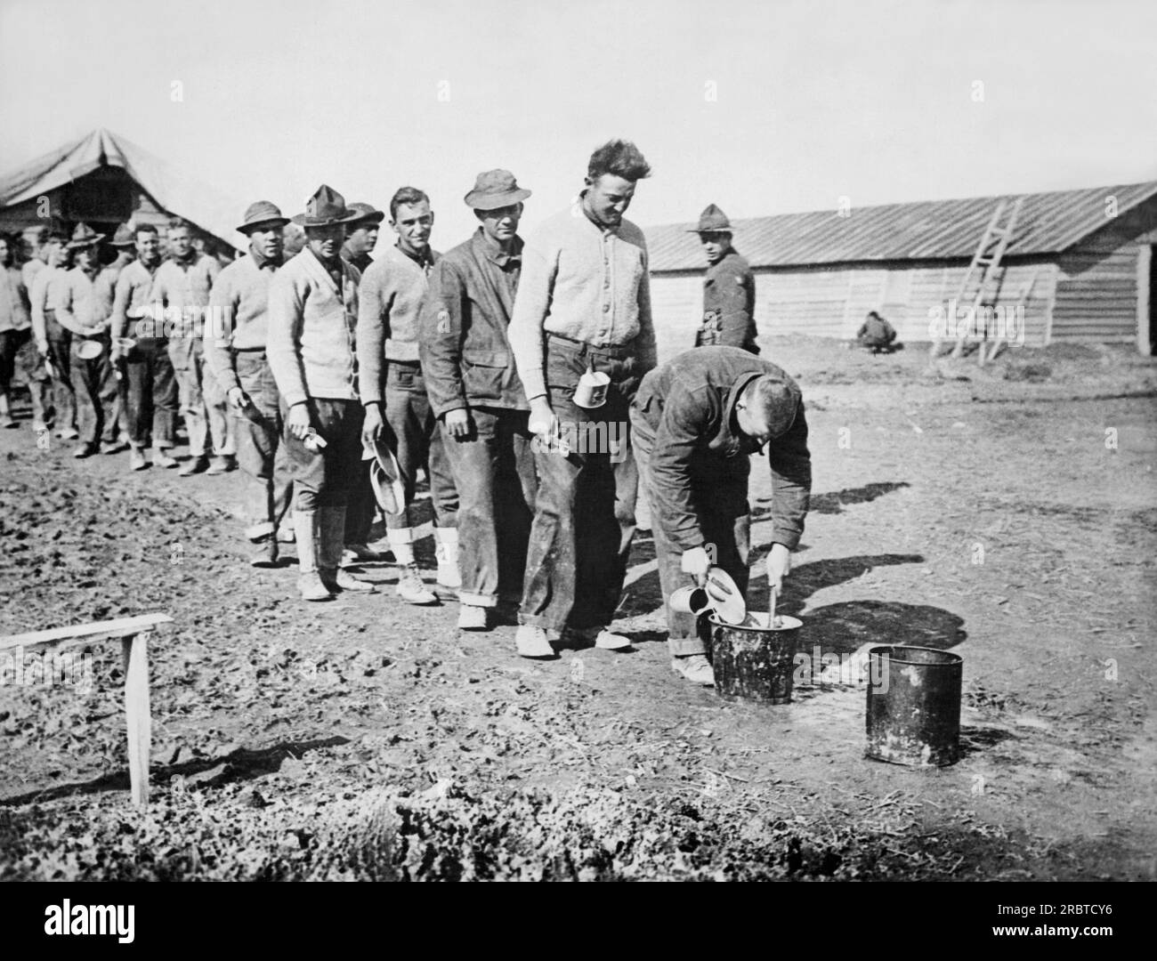 Frankreich: 16. Dezember 1917 amerikanische Soldaten standen in der Schlange, um ihre Essgeschirr nach dem Essen in Wasch- und Spüleimern zu reinigen. Stockfoto