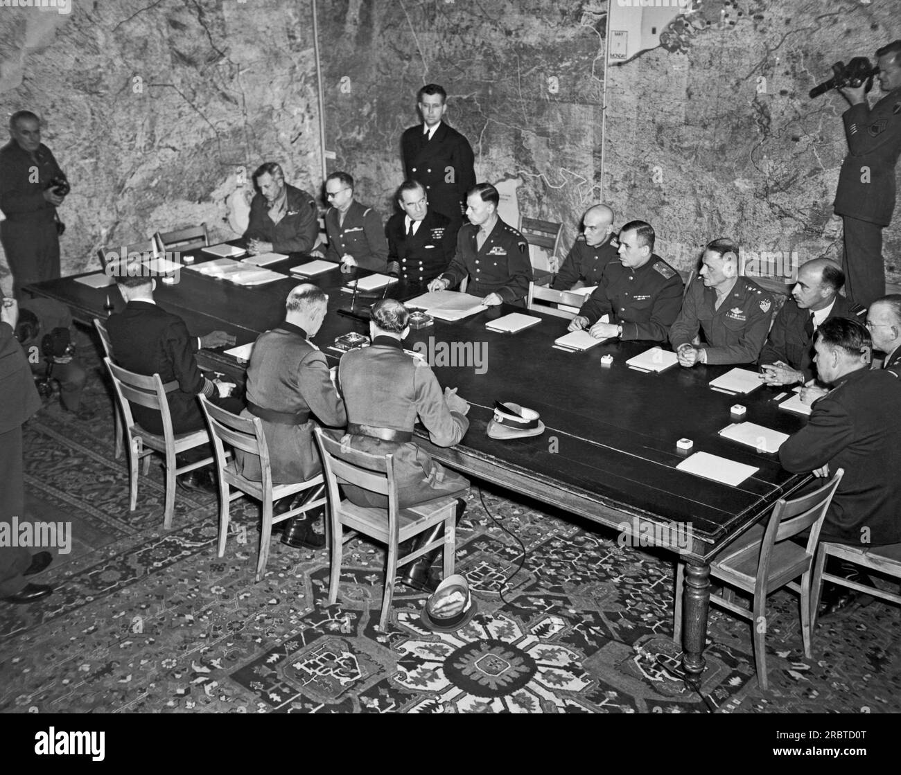 Reims, Frankreich: 7. Mai 1945 Repräsentanten der Alliierten akzeptieren die Kapitulation der deutschen Regierung während der Zeremonie im Obersten Alliierten Hauptquartier in Reims. Stockfoto