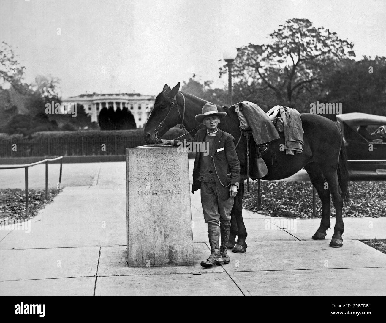 Washington, D.C.: 4. November 1927. Am 1. April 1925 begann Frank Heath aus Silver Springs, Maryland, eine Ausritt durch jeden Bundesstaat der Union. Heute beendete er seinen Ritt, nachdem er 11.387 Meilen auf demselben Pferd geritten hatte. Hier ist er am Zero Milestone vor dem Weißen Haus. Stockfoto