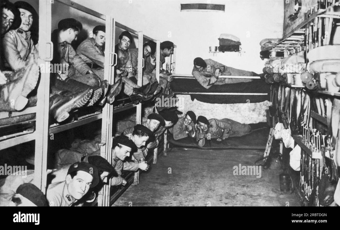 Maginot Line, Frankreich: November, 1939 französische Soldaten ruhten in ihrem Schlafbereich tief unter der Erde an der Maginot Line. Stockfoto