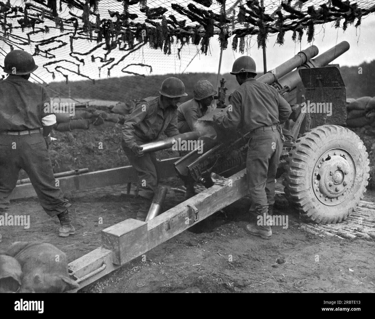 Frankreich: 18. Oktober 1944. Ein Team japanisch-amerikanischer G.I. feuert 105-mm-Granaten auf Deutsche ab, um einen Infanterieangriff irgendwo in Frankreich zu unterstützen. Stockfoto