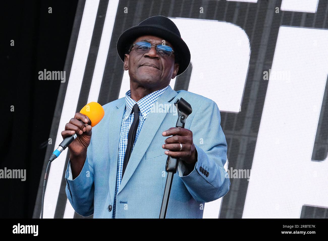 Southampton, Großbritannien. 08. Juli 2023. Der in Jamaika geborene Sänger, Songwriter Neville Eugenton Staple, auch bekannt als Neville Staple oder Staples, tritt live auf der Bühne des Let's Rock 1980er Retro Revival Festivals mit der Neville Staple Band auf. Neville ist bekannt für seine Verbindung mit der 2-farbigen Ska-Band The Specials und Fun Boy Three. Er trat auch bei Special Beat auf, einer Ska-Supergruppe (Foto von Dawn Fletcher-Park/SOPA Images/Sipa USA). SIPA USA/Alamy Live News Stockfoto