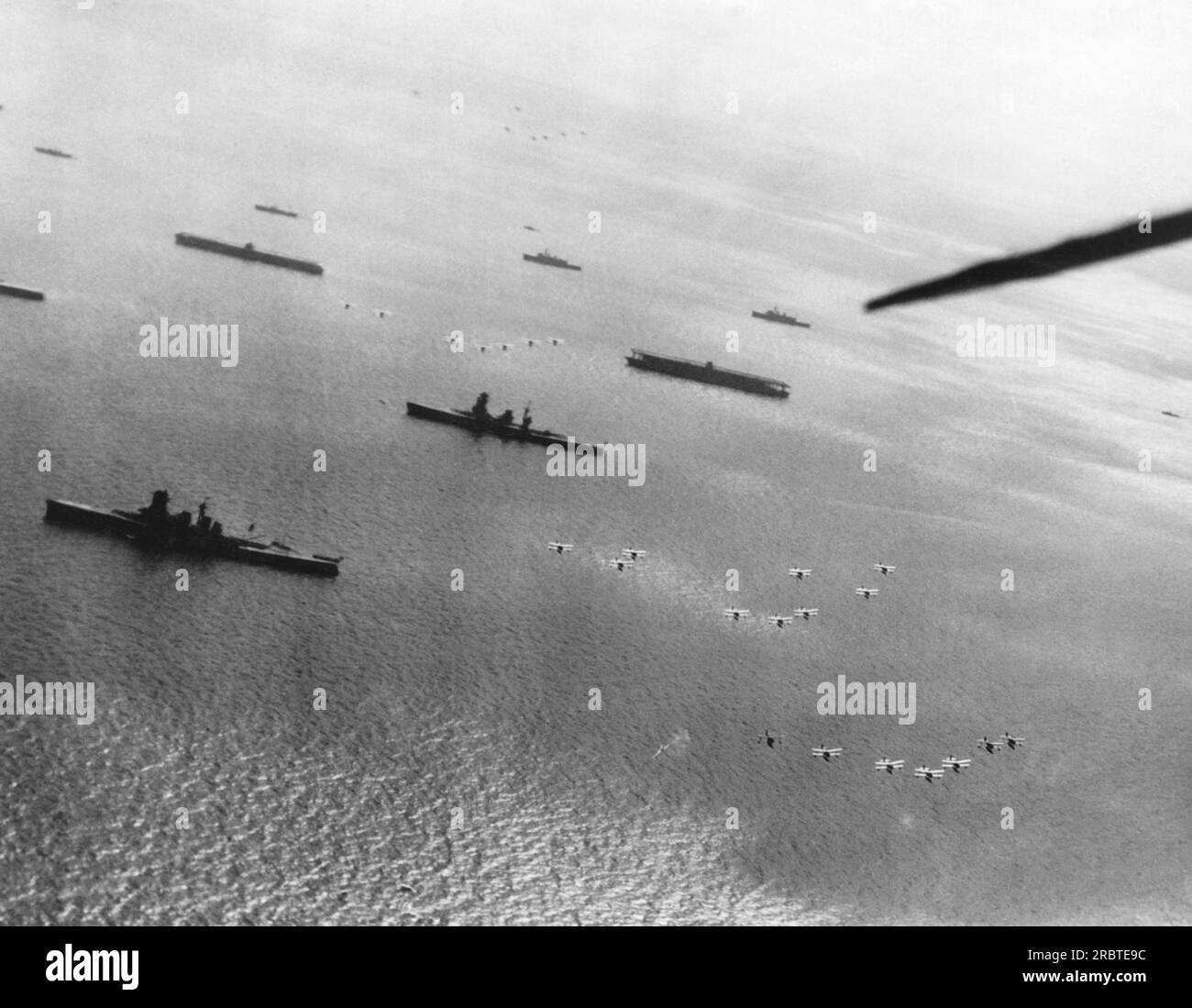 Yokohama, Japan. Am 11. Oktober 1940 Wurde Ein Teil der japanischen Flotte und Flugzeuge außerhalb des Hafens von Yokohama zum 2600. Jahrestag der Gründung des Reiches versammelt. Stockfoto