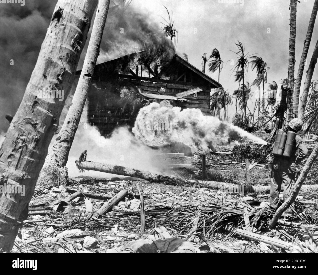 Kwajalein-Atoll, Marshallinseln: 8. August 1945 Ein Marine setzt während der Invasion der Kwajalein-Inseln einen Flammenwerfer gegen japanische Truppen ein. Stockfoto