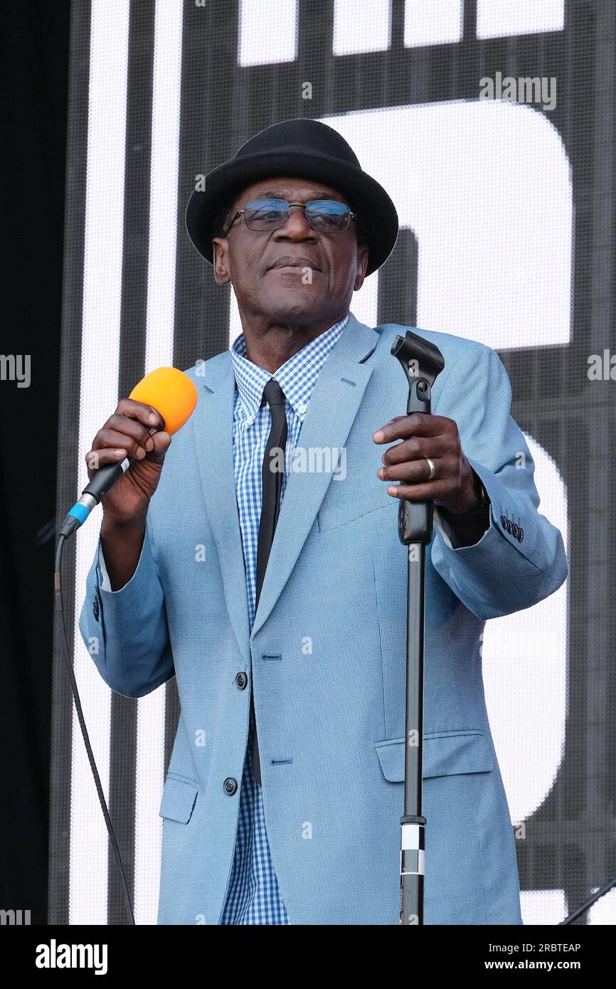 Southampton, Großbritannien. 08. Juli 2023. Der in Jamaika geborene Sänger, Songwriter Neville Eugenton Staple, auch bekannt als Neville Staple oder Staples, tritt live auf der Bühne des Let's Rock 1980er Retro Revival Festivals mit der Neville Staple Band auf. Neville ist bekannt für seine Verbindung mit der 2-farbigen Ska-Band The Specials und Fun Boy Three. Er trat auch bei Special Beat auf, einer Ska-Supergruppe (Foto von Dawn Fletcher-Park/SOPA Images/Sipa USA). SIPA USA/Alamy Live News Stockfoto