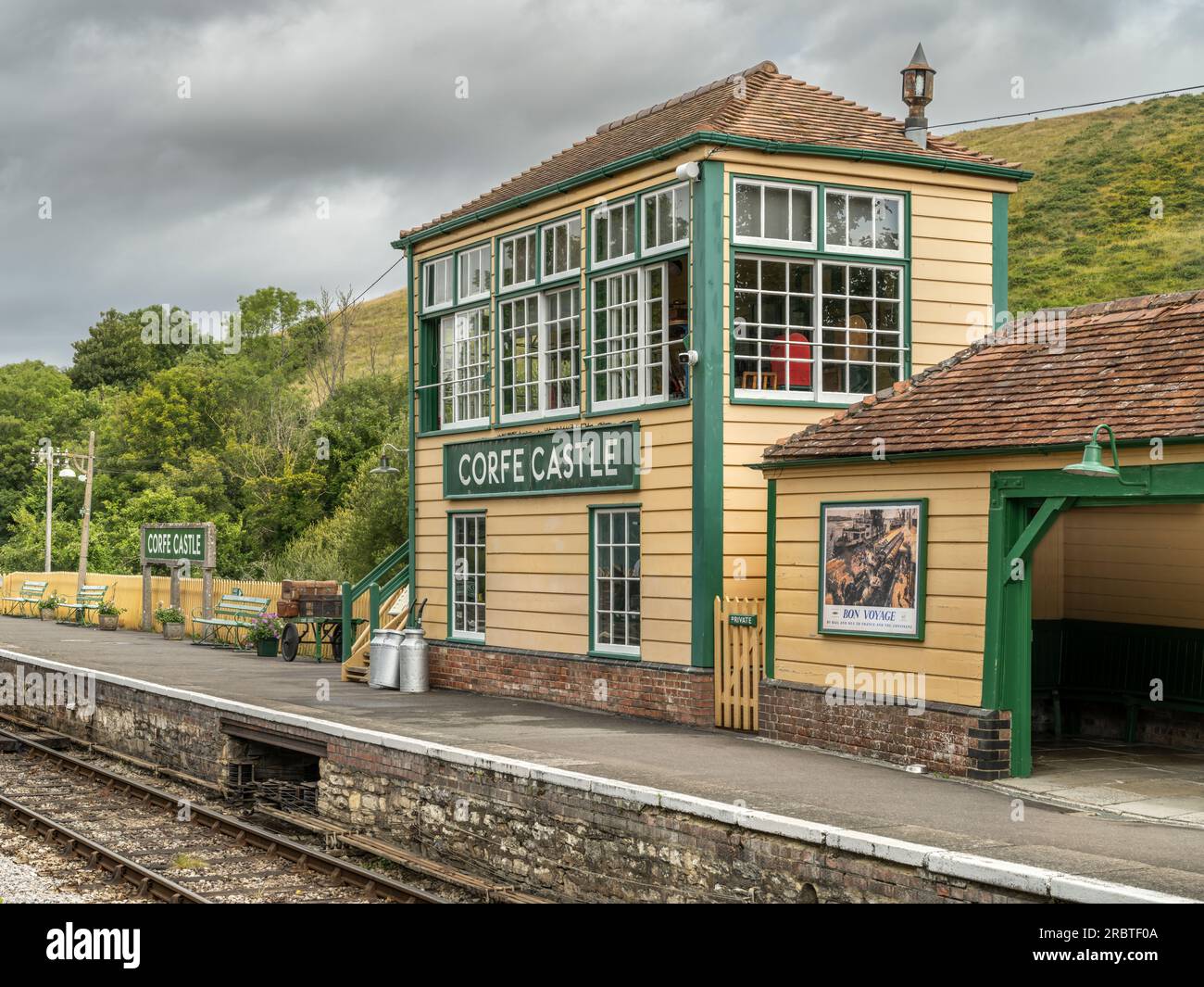 Corfe Castle Bahnhof. Die preisgekrönte Swanage Railway Company wird von Freiwilligen geleitet und verkehrt zwischen Wareham und Swanage auf einer Strecke von 10 km Stockfoto