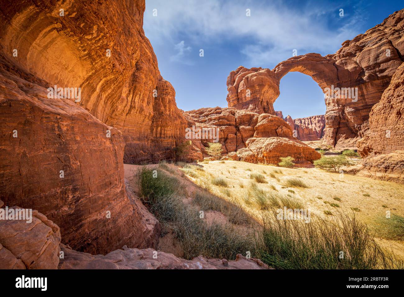 Der herrliche Aloba Arch, einer der weltweit größten natürlichen Bögen mit einer Länge von über 200 Metern, schmückt die Ennedi Range in Tschads Sahara-Wüste Stockfoto