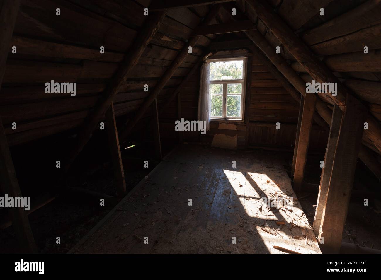 Abstraktes Grunge-Holz-Interieur, Aussicht auf einen verlassenen Dachboden mit Sonnenlicht durch ein leeres Fenster Stockfoto